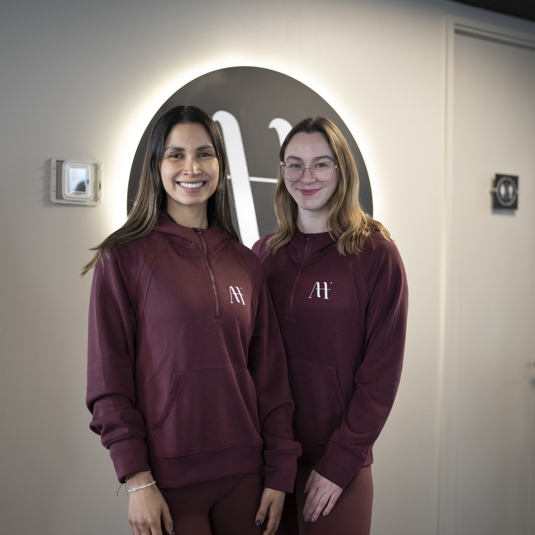 Antonia Tondreau y Valentina Pumpin, kinesiólogas fundadoras de MovaFit Studio