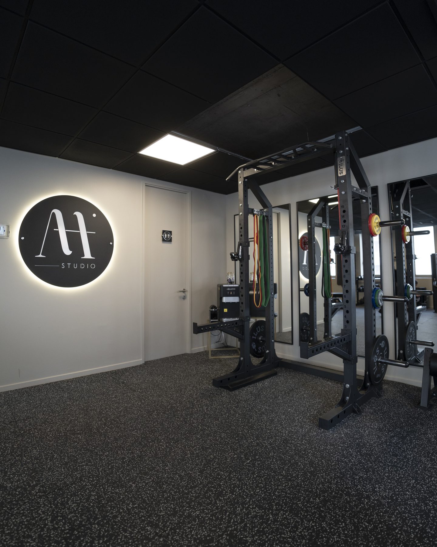 Set de mancuernas de 2 a 4 kilos en gimnasio MovaFit Studio Las Condes