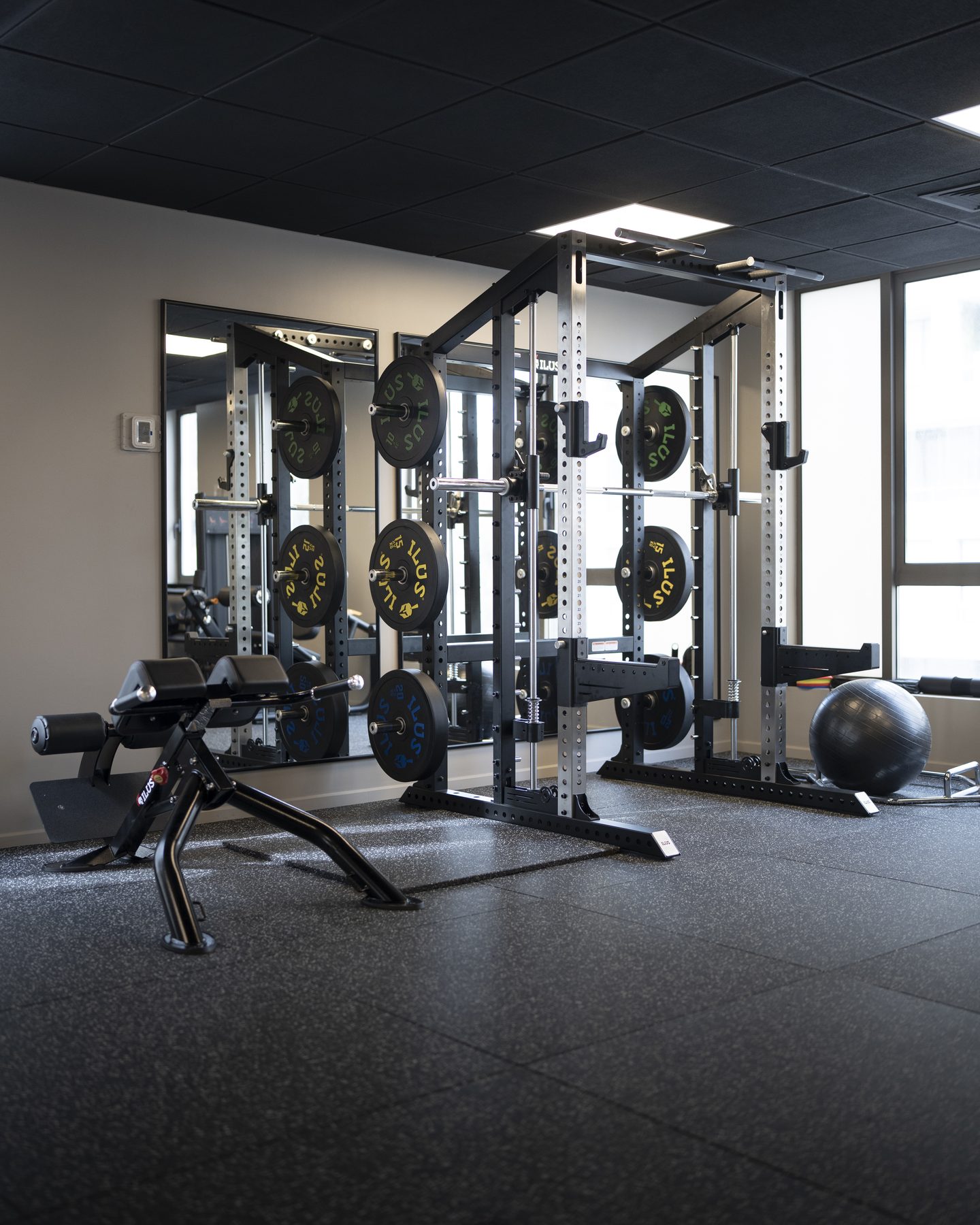 Zona de mancuernas y bancos de entrenamiento personalizado en MovaFit Studio